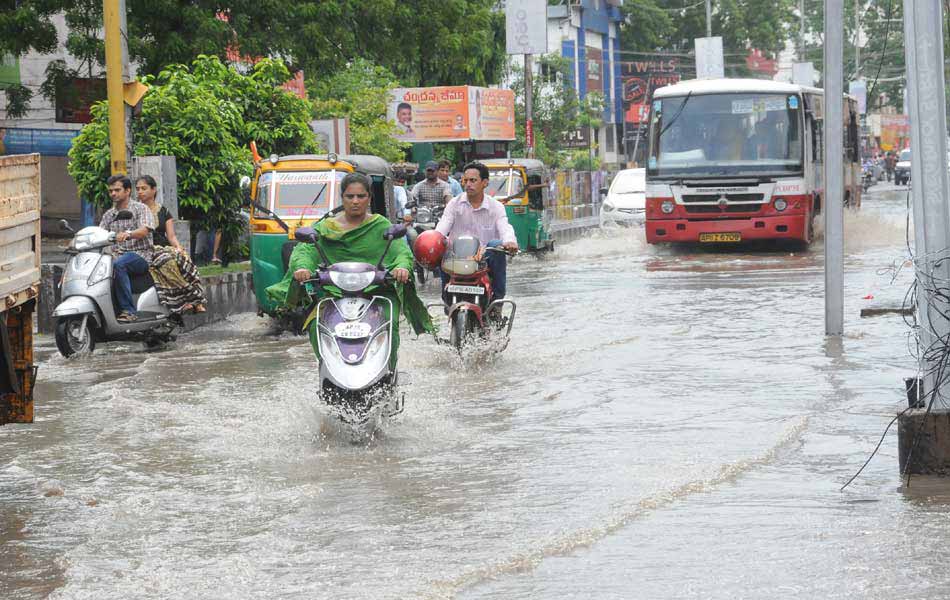 heavy rain in vijayawada - Sakshi1