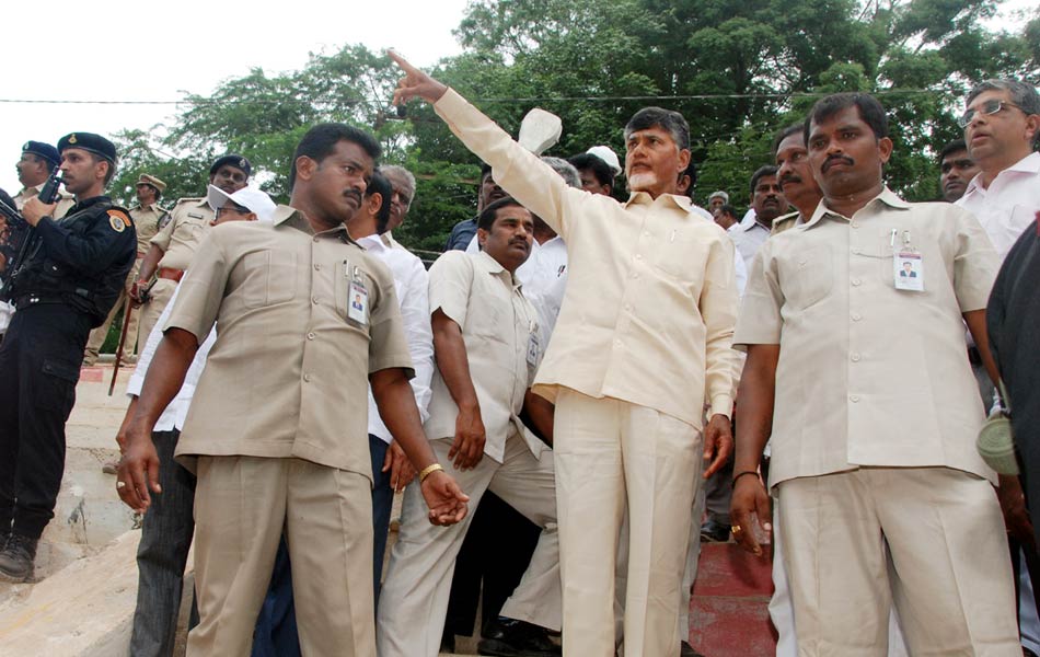 cm at srisailam - Sakshi1