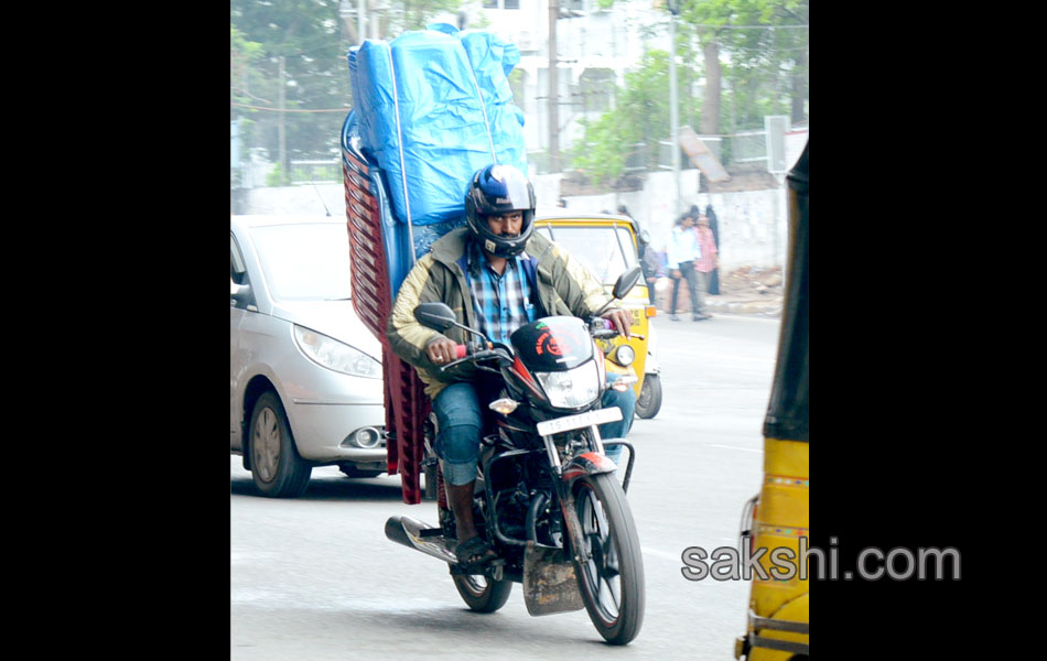 two wheelers with heavy luggage8