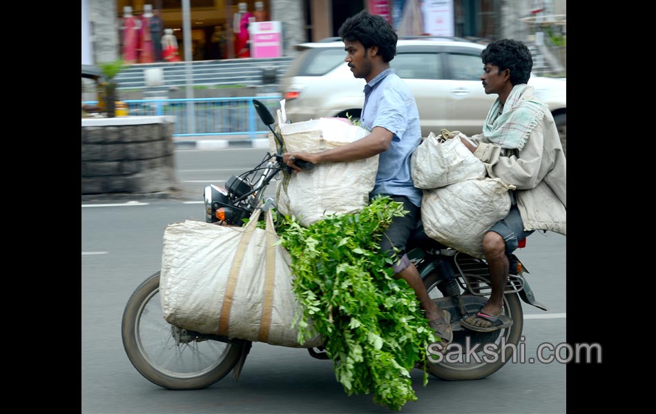 two wheelers with heavy luggage16