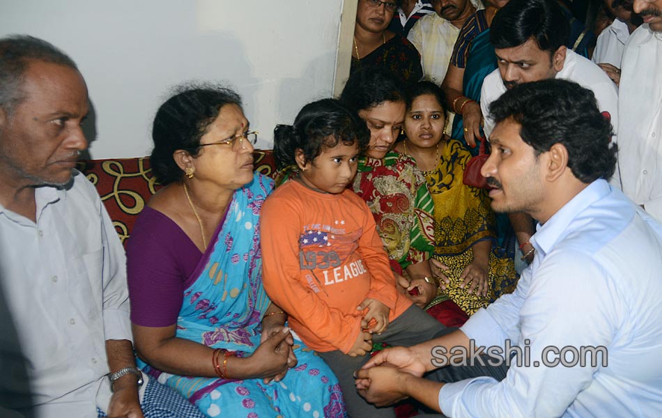 YS Jagan mohan reddy met IAF AN32 flight victim families in Visakhapatnam - Sakshi2