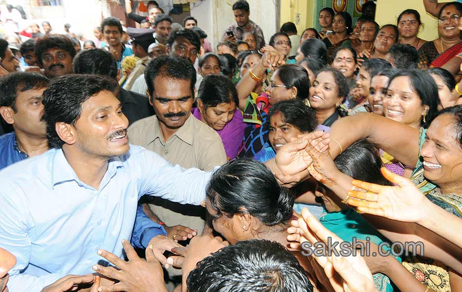 YS Jagan mohan reddy met IAF AN32 flight victim families in Visakhapatnam - Sakshi7