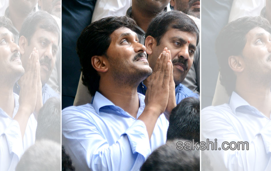 YS Jagan mohan reddy met IAF AN32 flight victim families in Visakhapatnam - Sakshi13