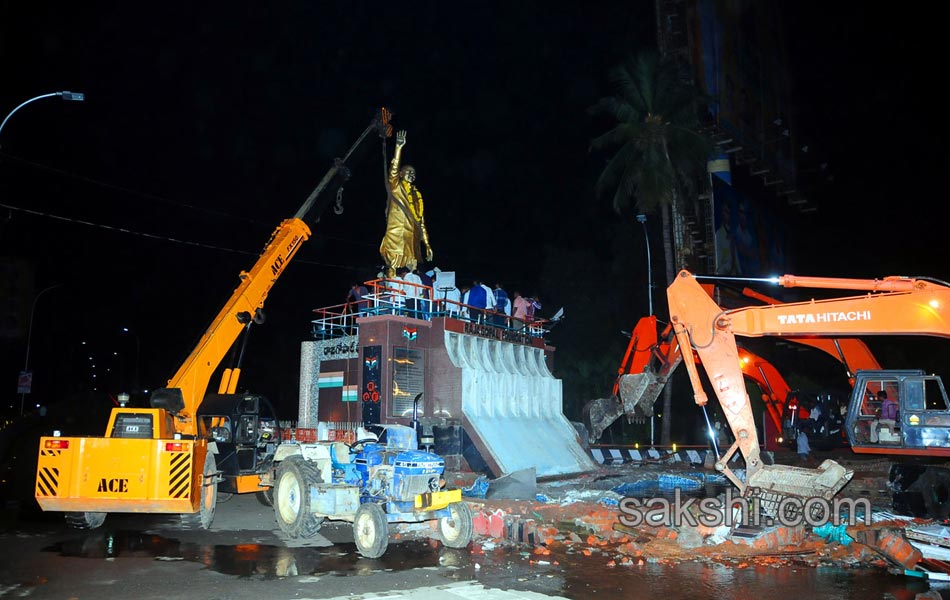 Ysr statue removed at Vijayawada police control room - Sakshi17