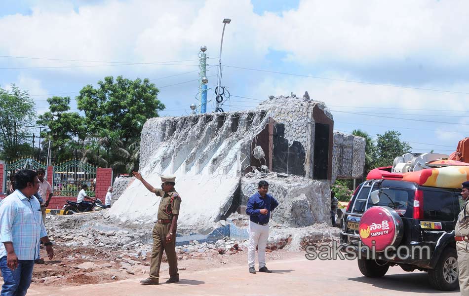 Ysr statue removed at Vijayawada police control room - Sakshi18