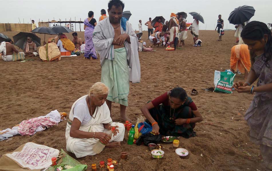 Devotees baths in Godavari river - Sakshi3