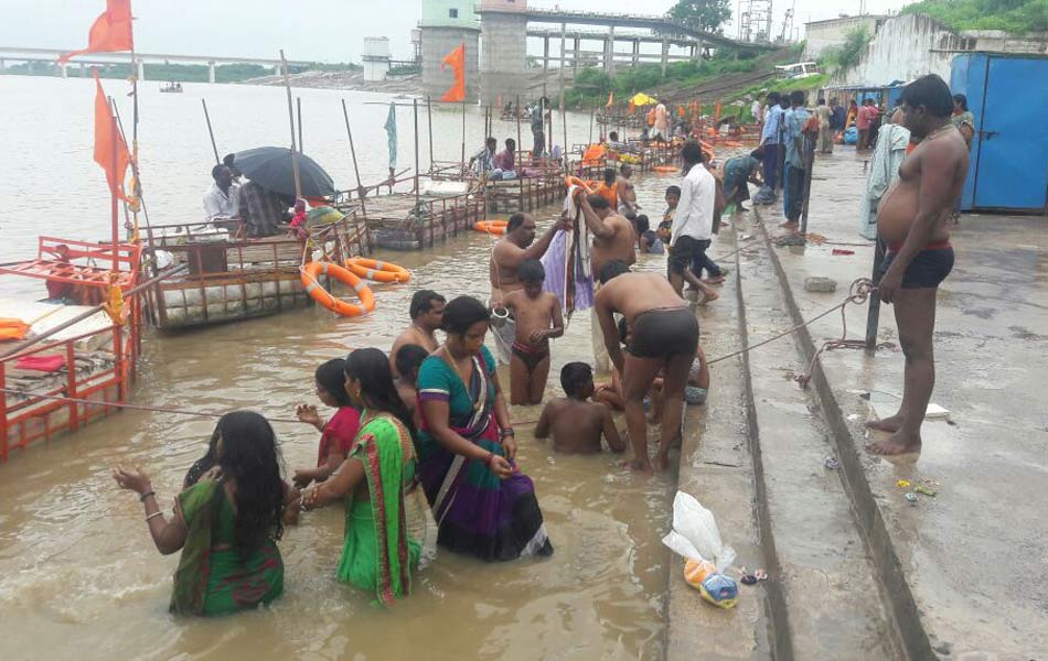 Devotees baths in Godavari river - Sakshi6