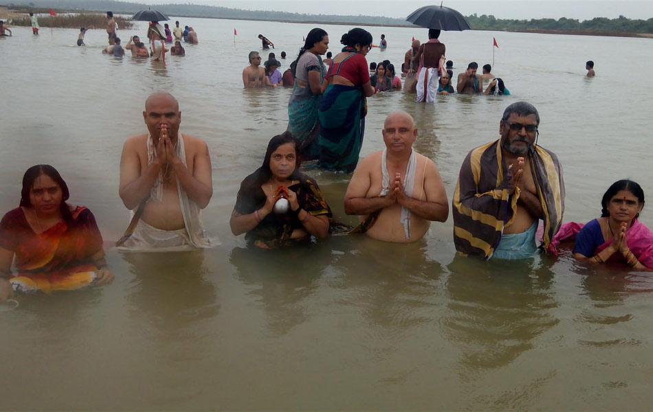 Devotees baths in Godavari river - Sakshi8