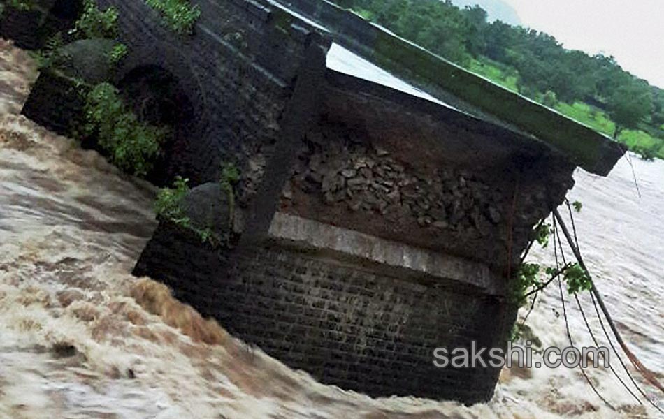 Mahad Poladpur bridge was washed away - Sakshi8