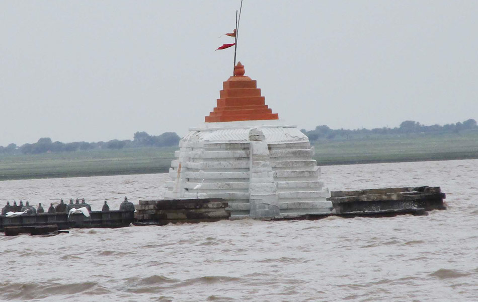 sangameswarudu in deep water1