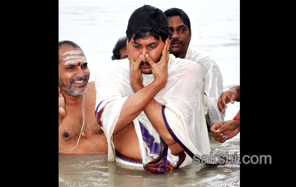 ys jagan mohan reddy in rishikesh - Sakshi12