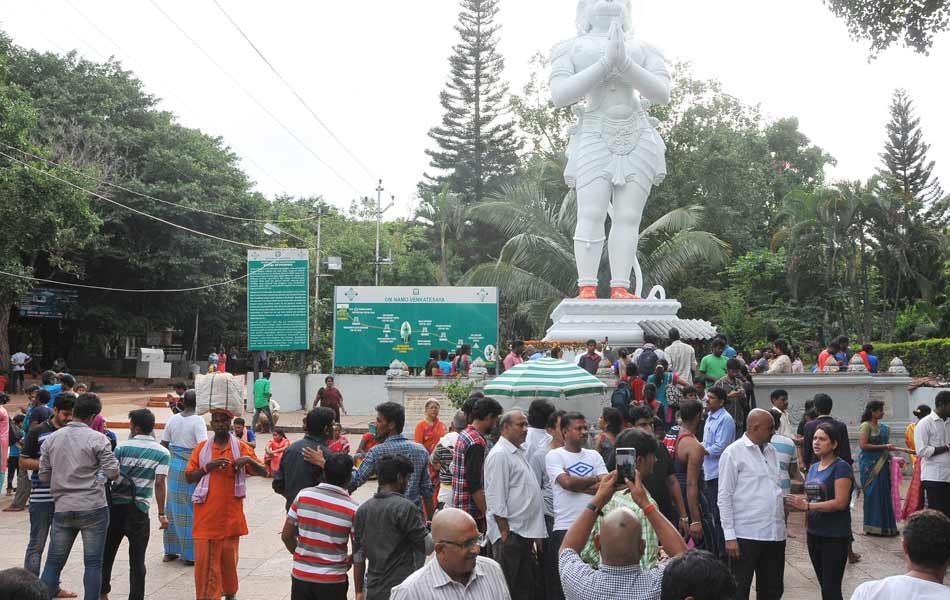   తిరుమల ఘాట్‌లోని మెట్ల మార్గంలో ఉన్న ఆంజనేయస్వామి విగ్రహం వద్ద భక్తుల సందడి  5