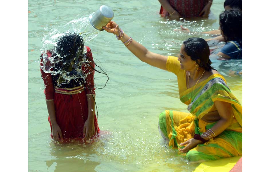 Devotees holly bath at puskara ghats2