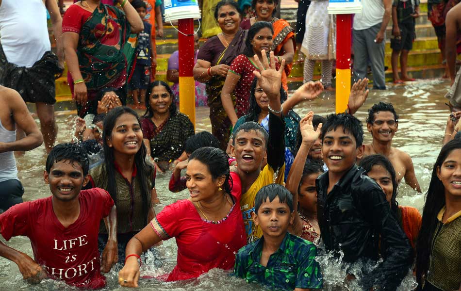 Devotees holly bath at puskara ghats9