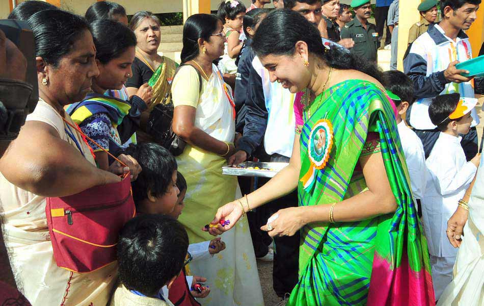 చిన్నారులకు మిఠాయిలు పంపిణీ చేస్తున్న ఉపాధ్యాయిని3