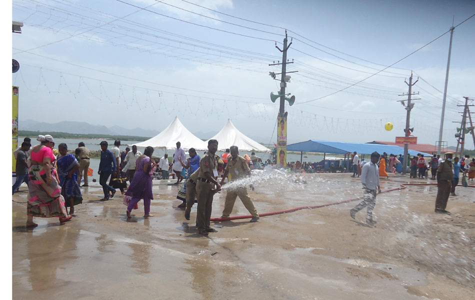 volunteers working for devotees safety6