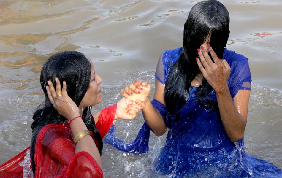 hubbub at puskara ghats14