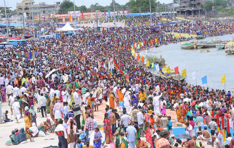 Devotee rush at Puskara ghats2