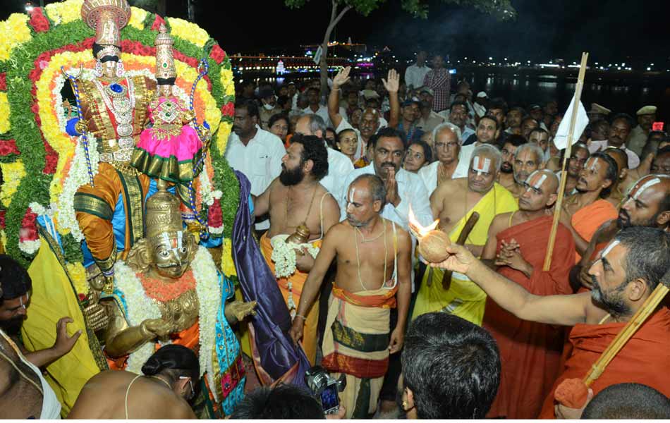 China jeeyar harathi to the Krishna river14