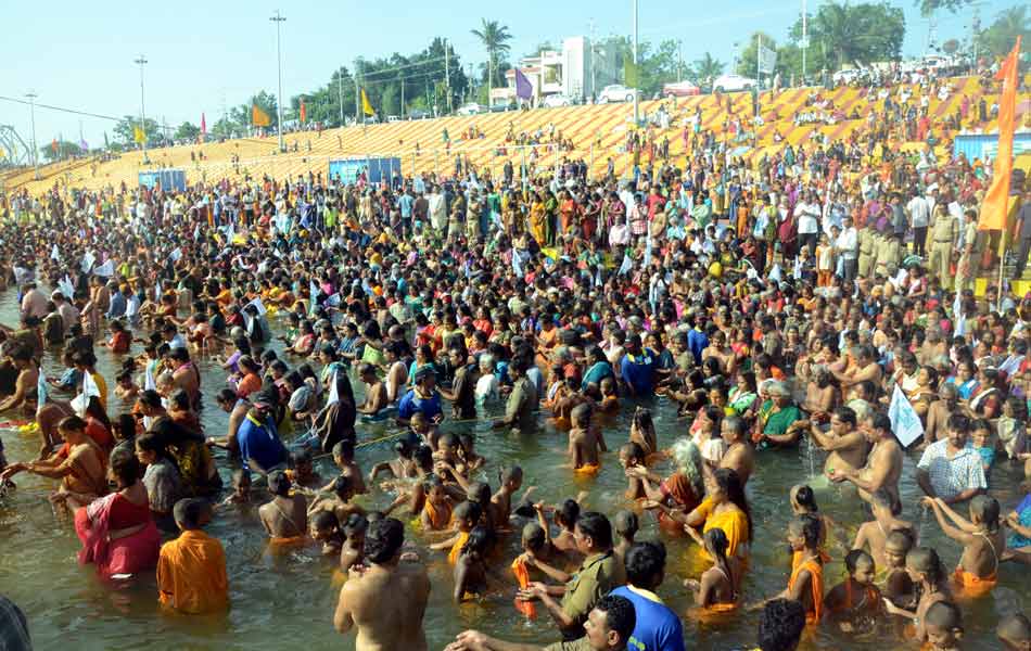 Devotees puskara baths at Seethanagaram ghats under super vision of China jeeyar swami2