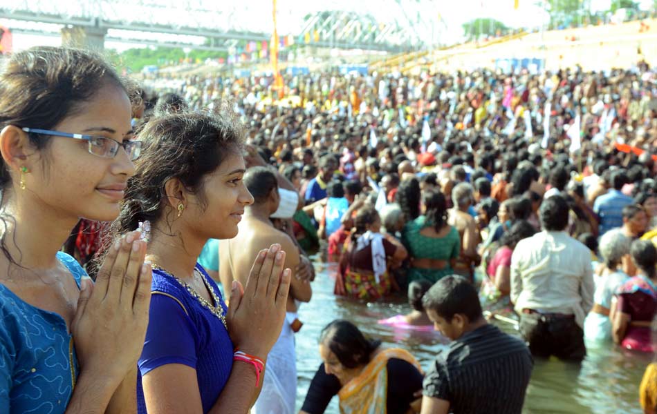 Devotees puskara baths at Seethanagaram ghats under super vision of China jeeyar swami6