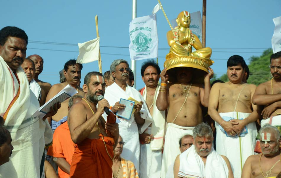 Devotees puskara baths at Seethanagaram ghats under super vision of China jeeyar swami9