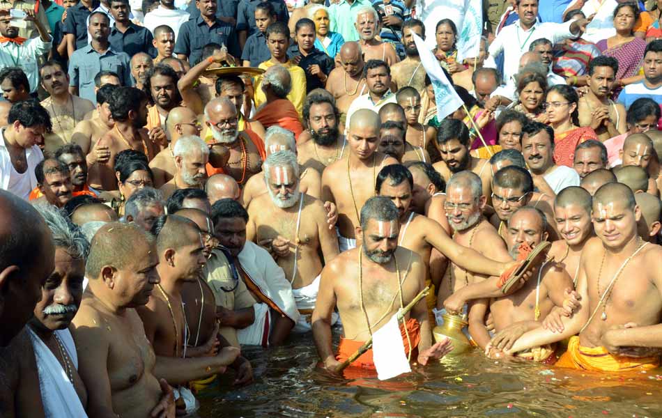 Devotees puskara baths at Seethanagaram ghats under super vision of China jeeyar swami10