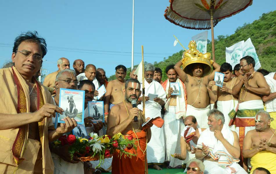 Devotees puskara baths at Seethanagaram ghats under super vision of China jeeyar swami11