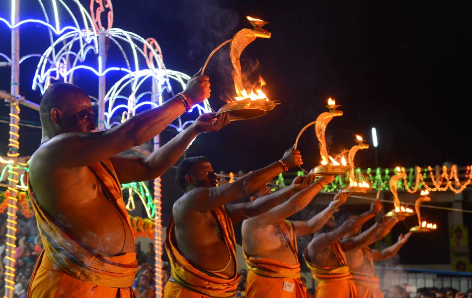 Devotees crowd at Puskara ghats16