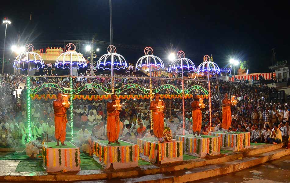 Devotees crowd at Puskara ghats18