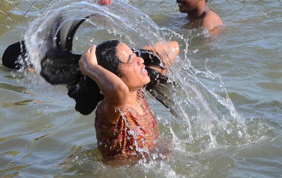 Devotees crowd at Puskara ghats13