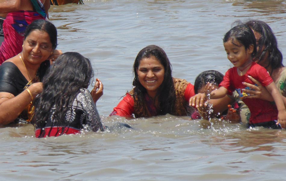 devotees rush to puskara ghat2