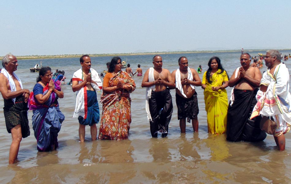 devotees rush to puskara ghat5