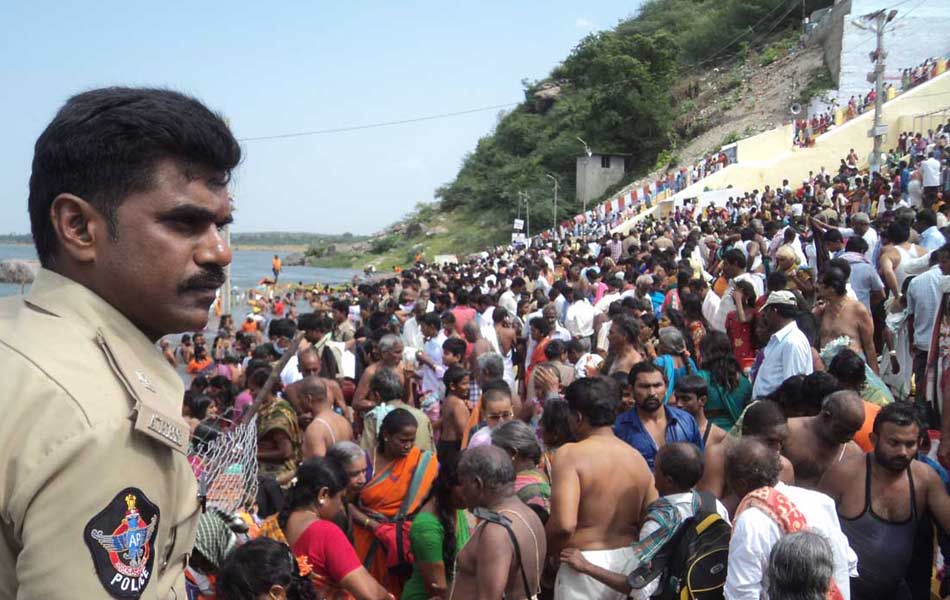 devotees rush to puskara ghat11