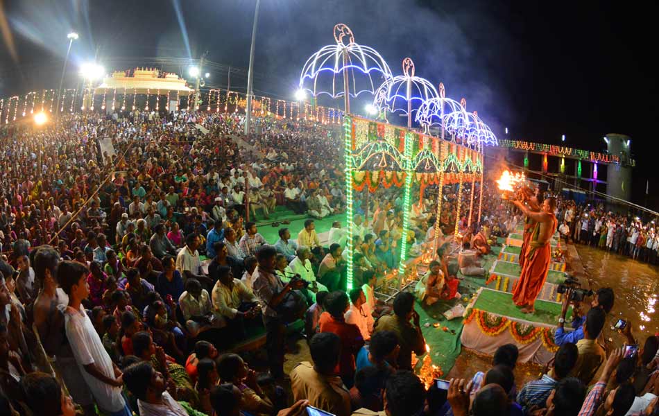 Devotees prayer to Krishna river - Sakshi6