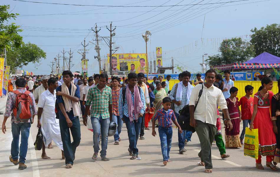 Devotees rush at puskara villages1