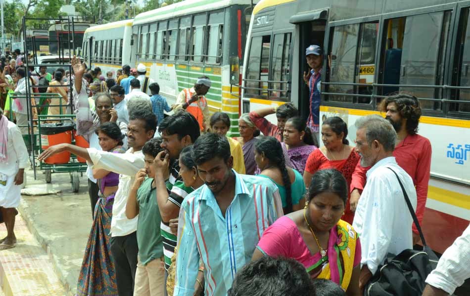 Devotees rush at puskara villages5