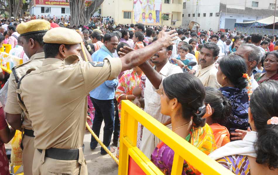 devotees at krishnamma4