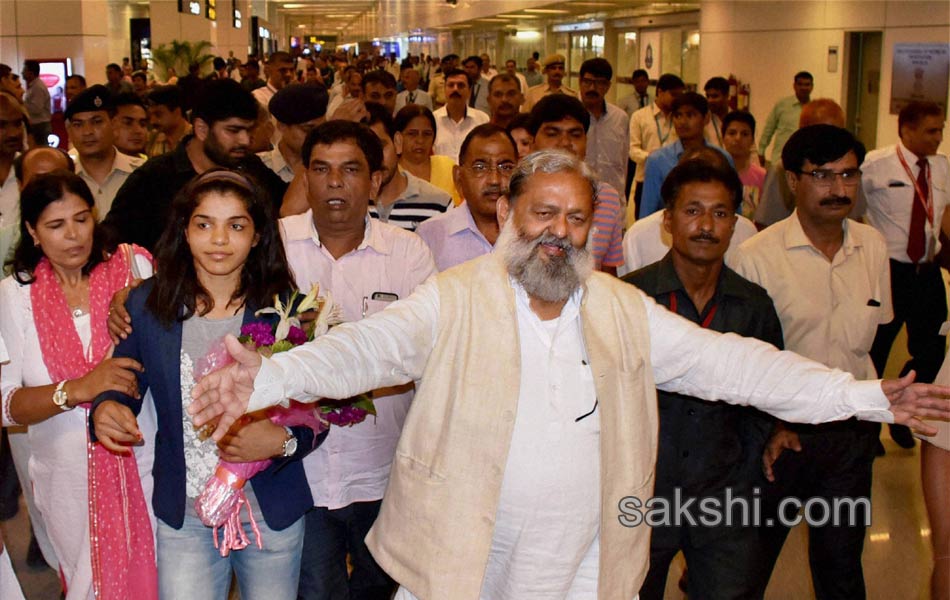 Sakshi Malik being greeted by her family members2