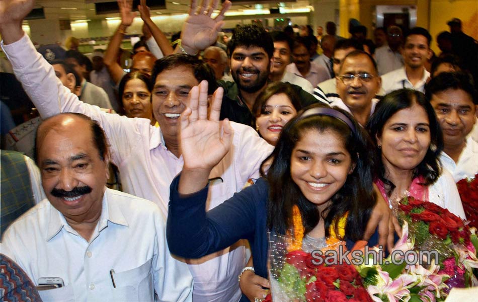 Sakshi Malik being greeted by her family members9