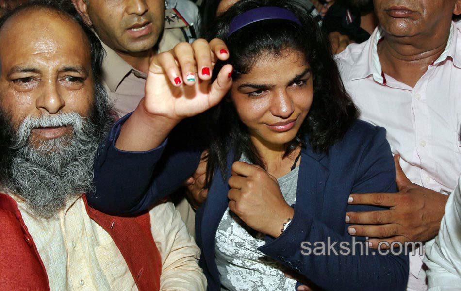 Sakshi Malik being greeted by her family members10