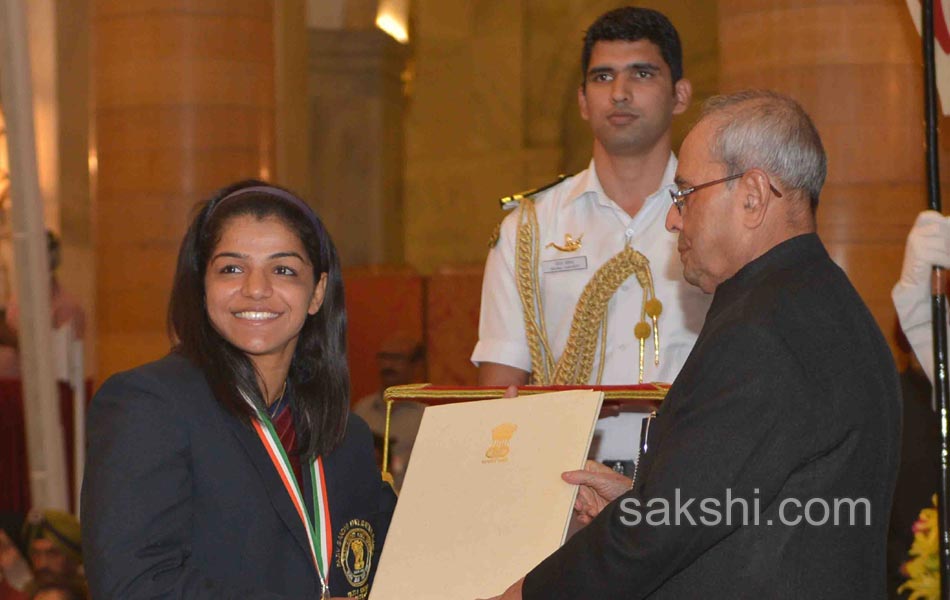 President Pranab Mukherjee confers PV Sindhu  Sakshi Malik  Dipa Karmakar Jitu Rai with Khel Ratna9