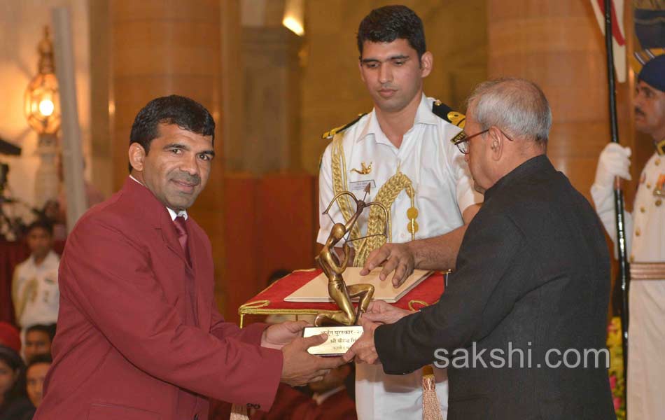 President Pranab Mukherjee confers PV Sindhu  Sakshi Malik  Dipa Karmakar Jitu Rai with Khel Ratna21