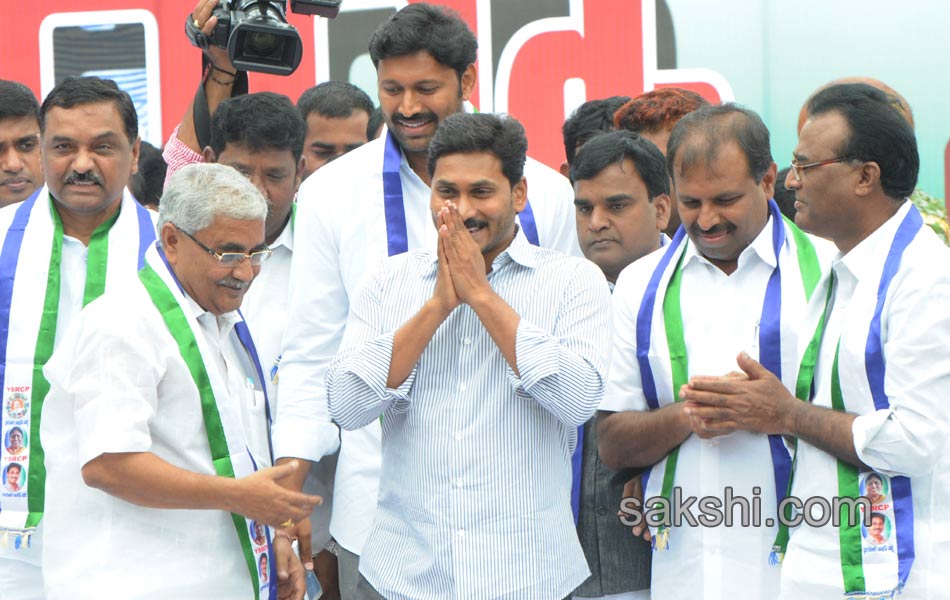 YS Jagan mohan reddy raithu maha dharna in YSR - Sakshi11