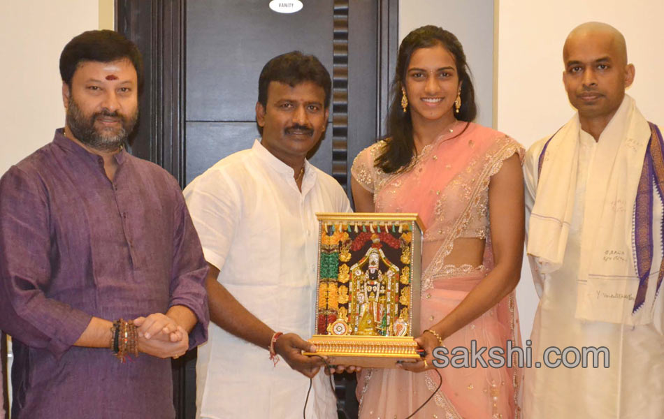 PV sindhu and gopichand visits tirumala2