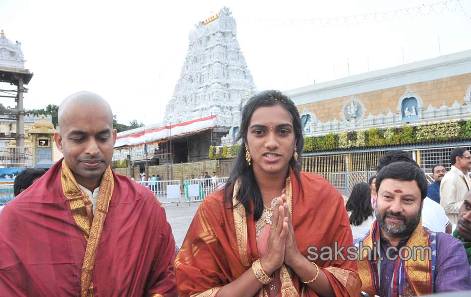 PV sindhu and gopichand visits tirumala1