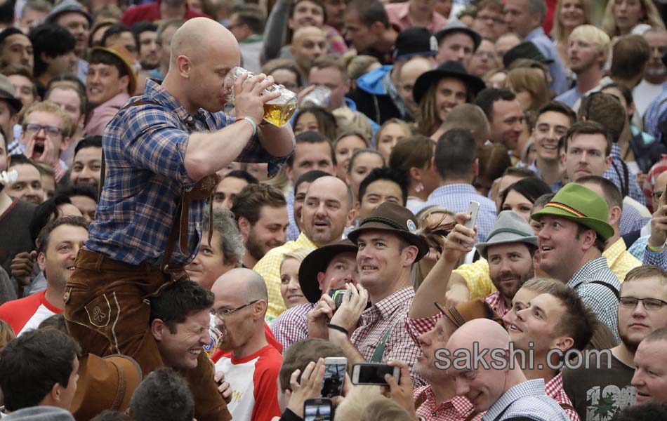 Visitors enjoys the Oktoberfest beer festival in Munich  Germany16