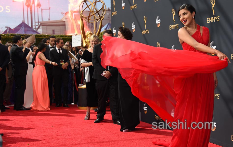 Priyanka chopra presents Emmy Awards6