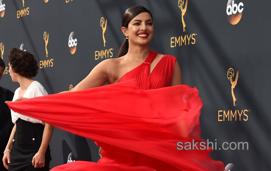 Priyanka chopra presents Emmy Awards9