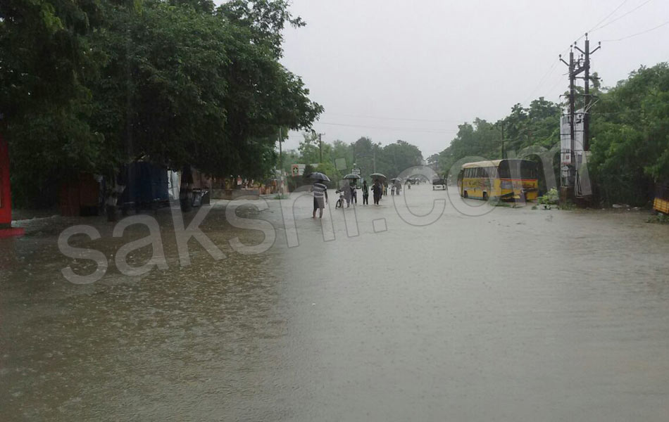 Huge rains in Guntur district - Sakshi1